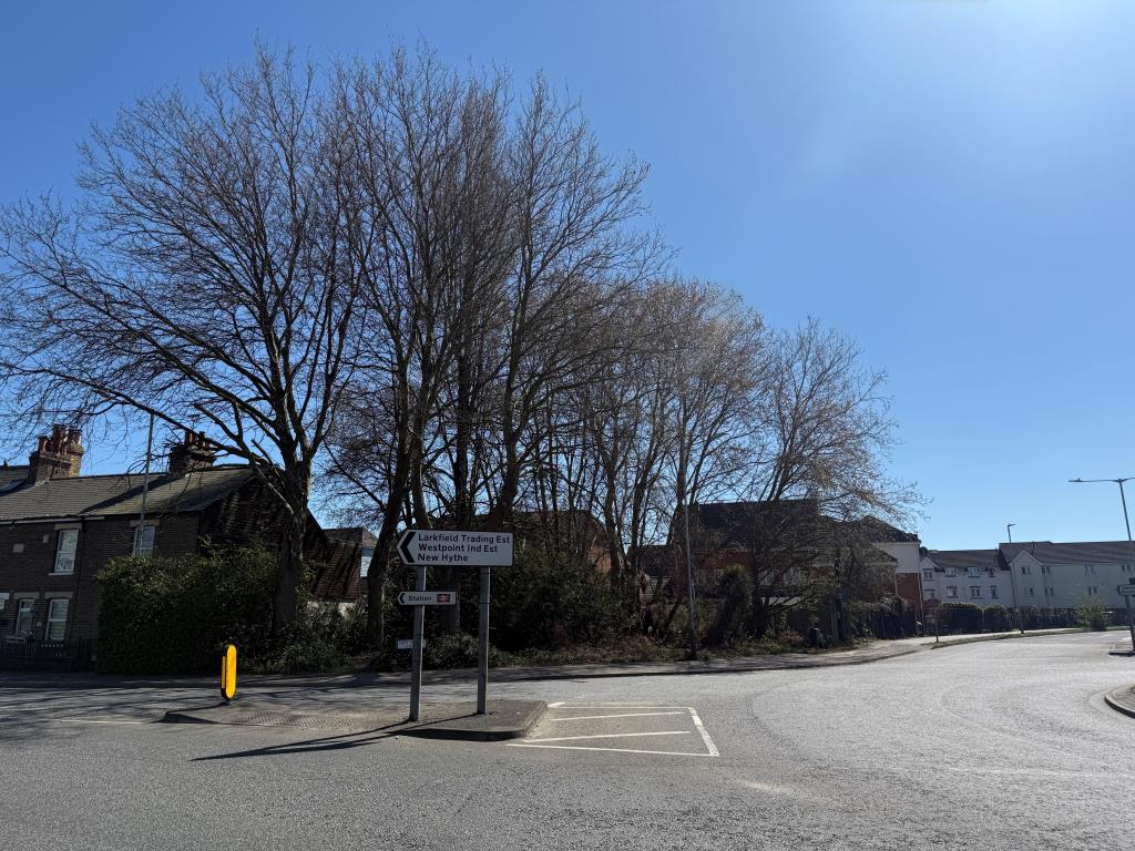 Lot: 20 - FREEHOLD LAND - Land off roundabout
